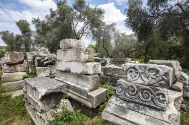 Stratonikeia antik kenti. Stratonikeia, Caria bölgesi 'nin içinde yer alan antik bir şehirdir. Bugünkü Eskihisar köyünde, Muğla Eyaleti, Türkiye 'de yer almaktadır.