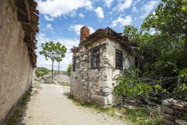 Stratonikeia antik kenti. Stratonikeia, Caria bölgesi 'nin içinde yer alan antik bir şehirdir. Bugünkü Eskihisar köyünde, Muğla Eyaleti, Türkiye 'de yer almaktadır.