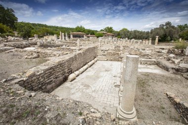 Stratonikeia antik kenti. Stratonikeia, Caria bölgesi 'nin içinde yer alan antik bir şehirdir. Bugünkü Eskihisar köyünde, Muğla Eyaleti, Türkiye 'de yer almaktadır.