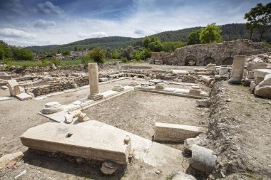 Stratonikeia antik kenti. Stratonikeia, Caria bölgesi 'nin içinde yer alan antik bir şehirdir. Bugünkü Eskihisar köyünde, Muğla Eyaleti, Türkiye 'de yer almaktadır.