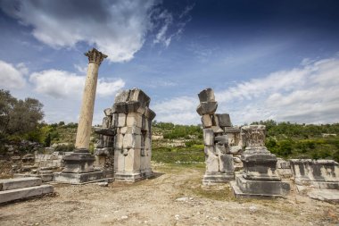 Stratonikeia antik kenti. Stratonikeia, Caria bölgesi 'nin içinde yer alan antik bir şehirdir. Bugünkü Eskihisar köyünde, Muğla Eyaleti, Türkiye 'de yer almaktadır.