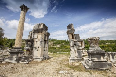 Stratonikeia antik kenti. Stratonikeia, Caria bölgesi 'nin içinde yer alan antik bir şehirdir. Bugünkü Eskihisar köyünde, Muğla Eyaleti, Türkiye 'de yer almaktadır.