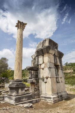 Stratonikeia antik kenti. Stratonikeia, Caria bölgesi 'nin içinde yer alan antik bir şehirdir. Bugünkü Eskihisar köyünde, Muğla Eyaleti, Türkiye 'de yer almaktadır.