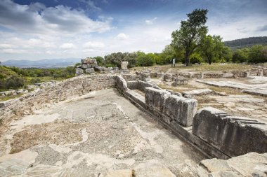 Stratonikeia antik kenti. Stratonikeia, Caria bölgesi 'nin içinde yer alan antik bir şehirdir. Bugünkü Eskihisar köyünde, Muğla Eyaleti, Türkiye 'de yer almaktadır.