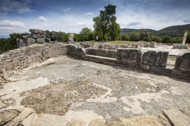 Stratonikeia antik kenti. Stratonikeia, Caria bölgesi 'nin içinde yer alan antik bir şehirdir. Bugünkü Eskihisar köyünde, Muğla Eyaleti, Türkiye 'de yer almaktadır.