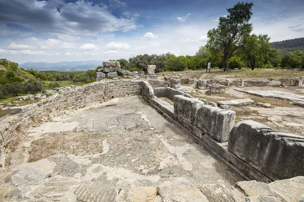 Stratonikeia antik kenti. Stratonikeia, Caria bölgesi 'nin içinde yer alan antik bir şehirdir. Bugünkü Eskihisar köyünde, Muğla Eyaleti, Türkiye 'de yer almaktadır.