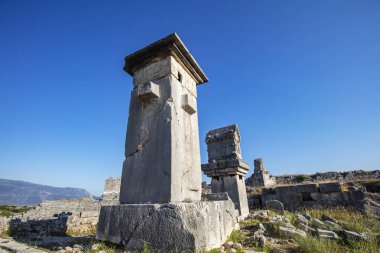 Xanthos Antik kenti. Antalya/Türkiye 'de mezar anıtı ve Xanthos-Letoon (Xantos, Xhantos, Xanths) antik kenti harabeleri. Likya 'nın başkenti.