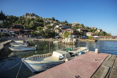 Kekova Körfezi'nde Kaleköy manzarası. Kekova, Türkiye'nin en popüler turizm merkezi.