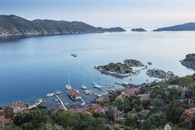 Kekova Körfezi'nde Kaleköy manzarası. Kekova, Türkiye'nin en popüler turizm merkezi.