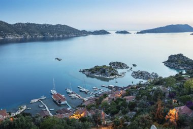 Kekova Körfezi'nde Kaleköy manzarası. Kekova, Türkiye'nin en popüler turizm merkezi.