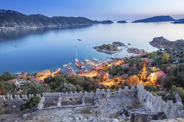 Kekova Körfezi'nde Kaleköy manzarası. Kekova, Türkiye'nin en popüler turizm merkezi.