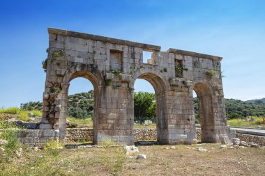Patara (Pttra). Eski Lycian şehri Patara 'nın kalıntıları. Amfi-tiyatro ve Lycia Halk Meclisi. Patara, Lycia Ligi 'nin başkentindeydi. Hava görüntüsü çekimi. Antalya, Turka.