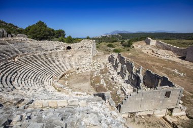 Patara (Pttra). Eski Lycian şehri Patara 'nın kalıntıları. Amfi-tiyatro ve Lycia Halk Meclisi. Patara, Lycia Ligi 'nin başkentindeydi. Hava görüntüsü çekimi. Antalya, Turka.