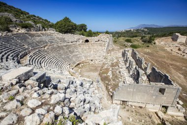 Patara (Pttra). Eski Lycian şehri Patara 'nın kalıntıları. Amfi-tiyatro ve Lycia Halk Meclisi. Patara, Lycia Ligi 'nin başkentindeydi. Hava görüntüsü çekimi. Antalya, Turka.