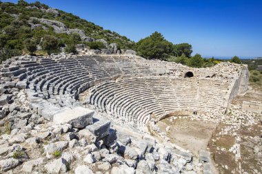 Patara (Pttra). Eski Lycian şehri Patara 'nın kalıntıları. Amfi-tiyatro ve Lycia Halk Meclisi. Patara, Lycia Ligi 'nin başkentindeydi. Hava görüntüsü çekimi. Antalya, Turka.