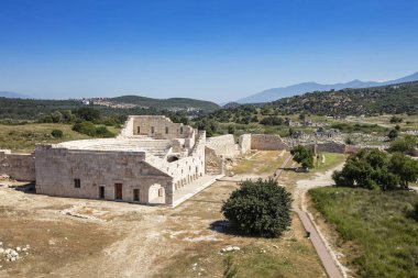 Patara (Pttra). Eski Lycian şehri Patara 'nın kalıntıları. Amfi-tiyatro ve Lycia Halk Meclisi. Patara, Lycia Ligi 'nin başkentindeydi. Hava görüntüsü çekimi. Antalya, Turka.