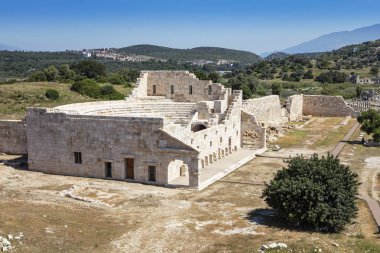 Patara (Pttra). Eski Lycian şehri Patara 'nın kalıntıları. Amfi-tiyatro ve Lycia Halk Meclisi. Patara, Lycia Ligi 'nin başkentindeydi. Hava görüntüsü çekimi. Antalya, Turka.