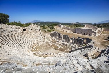 Patara (Pttra). Eski Lycian şehri Patara 'nın kalıntıları. Amfi-tiyatro ve Lycia Halk Meclisi. Patara, Lycia Ligi 'nin başkentindeydi. Hava görüntüsü çekimi. Antalya, Turka.
