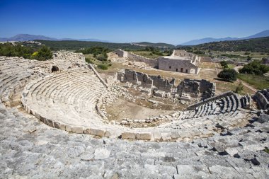 Patara (Pttra). Eski Lycian şehri Patara 'nın kalıntıları. Amfi-tiyatro ve Lycia Halk Meclisi. Patara, Lycia Ligi 'nin başkentindeydi. Hava görüntüsü çekimi. Antalya, Turka.