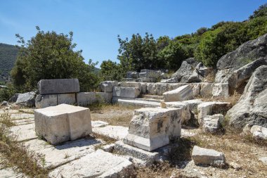 Patara (Pttra). Eski Lycian şehri Patara 'nın kalıntıları. Amfi-tiyatro ve Lycia Halk Meclisi. Patara, Lycia Ligi 'nin başkentindeydi. Hava görüntüsü çekimi. Antalya, Turka.