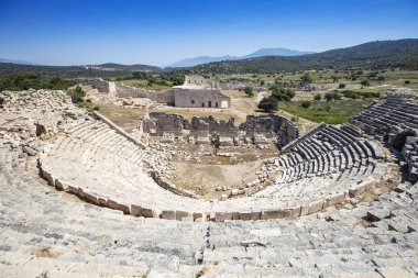 Patara (Pttra). Eski Lycian şehri Patara 'nın kalıntıları. Amfi-tiyatro ve Lycia Halk Meclisi. Patara, Lycia Ligi 'nin başkentindeydi. Hava görüntüsü çekimi. Antalya, Turka.
