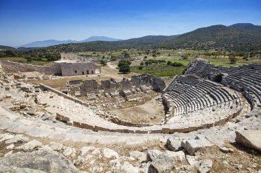 Patara (Pttra). Eski Lycian şehri Patara 'nın kalıntıları. Amfi-tiyatro ve Lycia Halk Meclisi. Patara, Lycia Ligi 'nin başkentindeydi. Hava görüntüsü çekimi. Antalya, Turka.