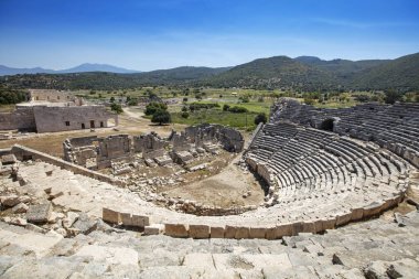Patara (Pttra). Eski Lycian şehri Patara 'nın kalıntıları. Amfi-tiyatro ve Lycia Halk Meclisi. Patara, Lycia Ligi 'nin başkentindeydi. Hava görüntüsü çekimi. Antalya, Turka.