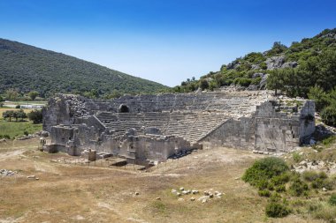 Patara (Pttra). Eski Lycian şehri Patara 'nın kalıntıları. Amfi-tiyatro ve Lycia Halk Meclisi. Patara, Lycia Ligi 'nin başkentindeydi. Hava görüntüsü çekimi. Antalya, Turka.