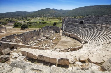 Patara (Pttra). Eski Lycian şehri Patara 'nın kalıntıları. Amfi-tiyatro ve Lycia Halk Meclisi. Patara, Lycia Ligi 'nin başkentindeydi. Hava görüntüsü çekimi. Antalya, Turka.