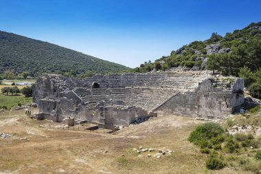 Patara (Pttra). Eski Lycian şehri Patara 'nın kalıntıları. Amfi-tiyatro ve Lycia Halk Meclisi. Patara, Lycia Ligi 'nin başkentindeydi. Hava görüntüsü çekimi. Antalya, Turka.