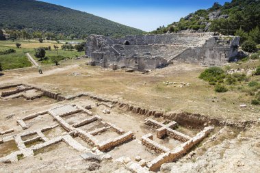 Patara (Pttra). Eski Lycian şehri Patara 'nın kalıntıları. Amfi-tiyatro ve Lycia Halk Meclisi. Patara, Lycia Ligi 'nin başkentindeydi. Hava görüntüsü çekimi. Antalya, Turka.