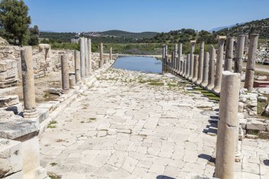 Patara (Pttra). Eski Lycian şehri Patara 'nın kalıntıları. Amfi-tiyatro ve Lycia Halk Meclisi. Patara, Lycia Ligi 'nin başkentindeydi. Hava görüntüsü çekimi. Antalya, Turka.