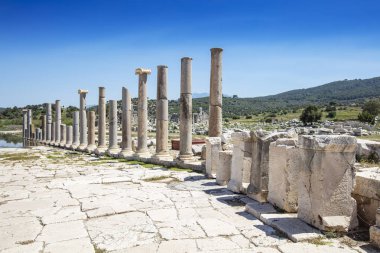 Patara (Pttra). Eski Lycian şehri Patara 'nın kalıntıları. Amfi-tiyatro ve Lycia Halk Meclisi. Patara, Lycia Ligi 'nin başkentindeydi. Hava görüntüsü çekimi. Antalya, Turka.