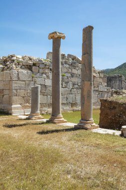 Patara (Pttra). Eski Lycian şehri Patara 'nın kalıntıları. Amfi-tiyatro ve Lycia Halk Meclisi. Patara, Lycia Ligi 'nin başkentindeydi. Hava görüntüsü çekimi. Antalya, Turka.