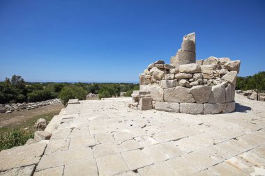 Patara (Pttra). Eski Lycian şehri Patara 'nın kalıntıları. Amfi-tiyatro ve Lycia Halk Meclisi. Patara, Lycia Ligi 'nin başkentindeydi. Hava görüntüsü çekimi. Antalya, Turka.