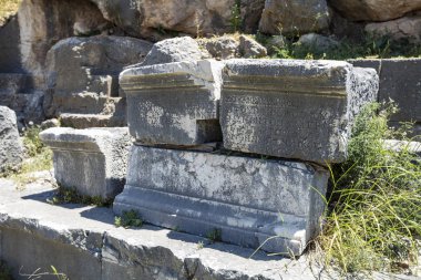 Letoon (Letoum) antik kenti. Likya yolu, Kaş, Antalya/Türkiye'de Xanthos Antik Kenti yakınlarındaki Letoon Antik Kenti sütunları.