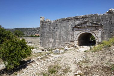 Letoon (Letoum) antik kenti. Likya yolu, Kaş, Antalya/Türkiye'de Xanthos Antik Kenti yakınlarındaki Letoon Antik Kenti sütunları.