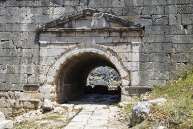 Letoon (Letoum) antik kenti. Likya yolu, Kaş, Antalya/Türkiye'de Xanthos Antik Kenti yakınlarındaki Letoon Antik Kenti sütunları.