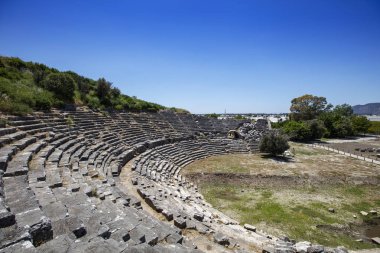 Letoon (Letoum) antik kenti. Likya yolu, Kaş, Antalya/Türkiye'de Xanthos Antik Kenti yakınlarındaki Letoon Antik Kenti sütunları.