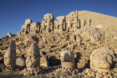 Adıyaman'da Nemrut Dağı'nın tepesindeki heykeller