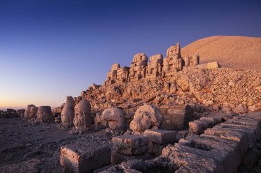 Adıyaman'da Nemrut Dağı'nın tepesindeki heykeller