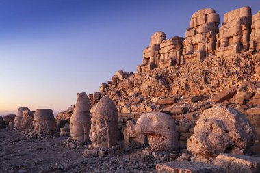 Adıyaman'da Nemrut Dağı'nın tepesindeki heykeller