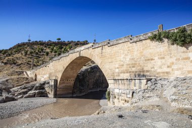 Cendere Nehri üzerinde yer alan ve dünyanın en eski kullanılan köprülerinden biri olarak kabul edilen tarihi Severan Köprüsü Adiyaman. Eskikale 'de eski bir yerleşim bölgesinde yer almaktadır..