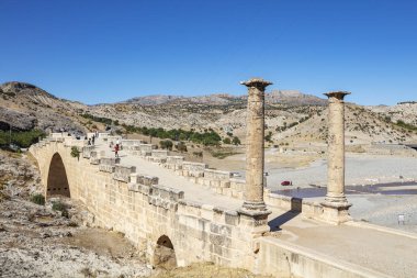 Cendere Nehri üzerinde yer alan ve dünyanın en eski kullanılan köprülerinden biri olarak kabul edilen tarihi Severan Köprüsü Adiyaman. Eskikale 'de eski bir yerleşim bölgesinde yer almaktadır..