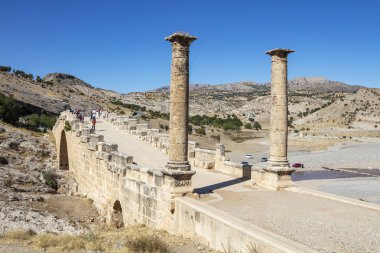 Cendere Nehri üzerinde yer alan ve dünyanın en eski kullanılan köprülerinden biri olarak kabul edilen tarihi Severan Köprüsü Adiyaman. Eskikale 'de eski bir yerleşim bölgesinde yer almaktadır..