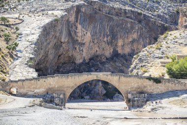 Cendere Nehri üzerinde yer alan ve dünyanın en eski kullanılan köprülerinden biri olarak kabul edilen tarihi Severan Köprüsü Adiyaman. Eskikale 'de eski bir yerleşim bölgesinde yer almaktadır..