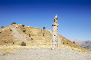 Karakus Tumulus (Anıt Mezar). Tumulus inşaatı, Commagene Kraliyet Ailesi 'nin bir anıt mezarıdır. (M.Ö. I.Yüzyıl.)