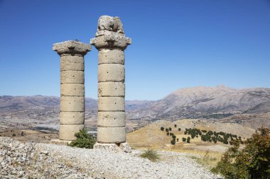 Karakus Tumulus (Anıt Mezar). Tumulus inşaatı, Commagene Kraliyet Ailesi 'nin bir anıt mezarıdır. (M.Ö. I.Yüzyıl.)