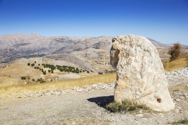 Karakus Tumulus (Anıt Mezar). Tumulus inşaatı, Commagene Kraliyet Ailesi 'nin bir anıt mezarıdır. (M.Ö. I.Yüzyıl.)