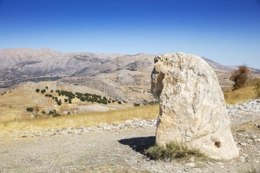 Karakus Tumulus (Anıt Mezar). Tumulus inşaatı, Commagene Kraliyet Ailesi 'nin bir anıt mezarıdır. (M.Ö. I.Yüzyıl.)